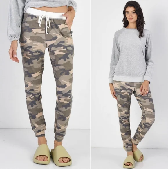 1 Left! Comfy Casual Jogger in a Super Cute Camo Print w/Cream Waistband - Picture 1 of 3